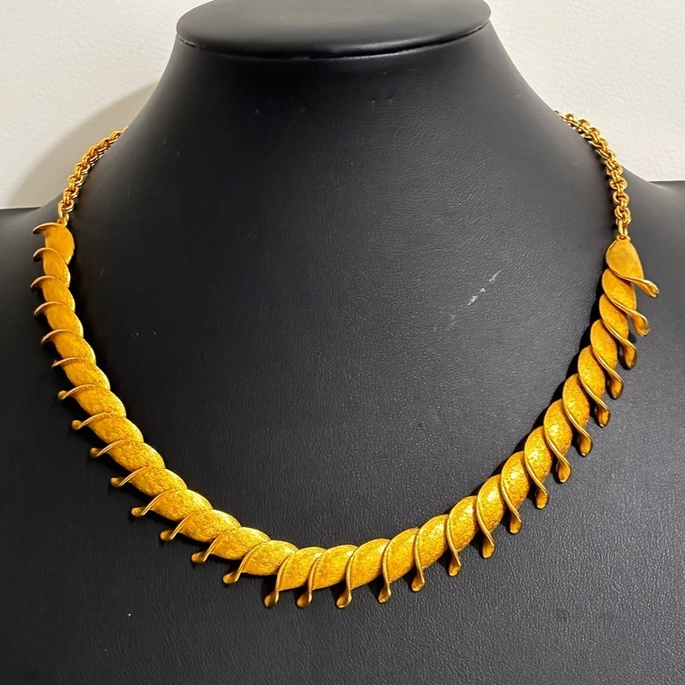 Elizabeth Morrey vintage unique gold tone vintage necklace